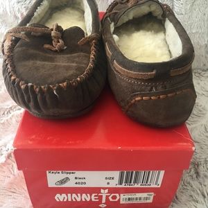 Women’s Minnetonka brown slides
